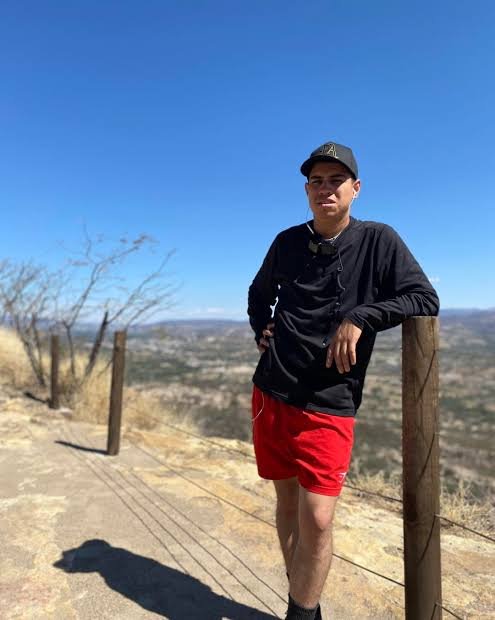 Héctor en un mirador de cerro