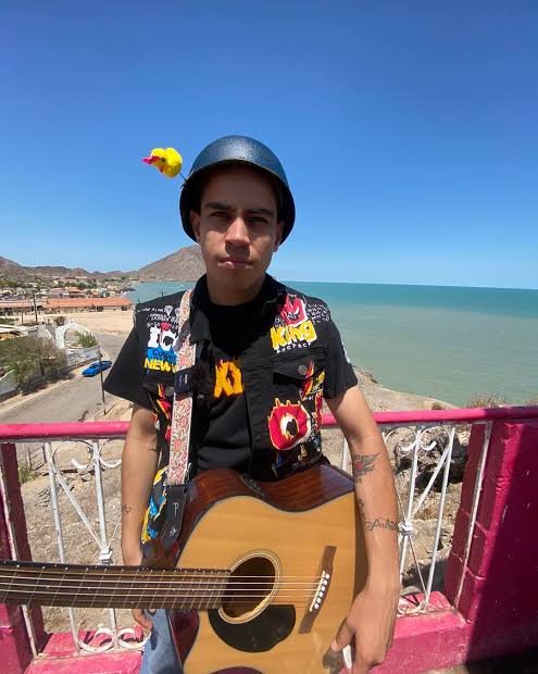 Héctor con guitarra frente al mar en San Felipe